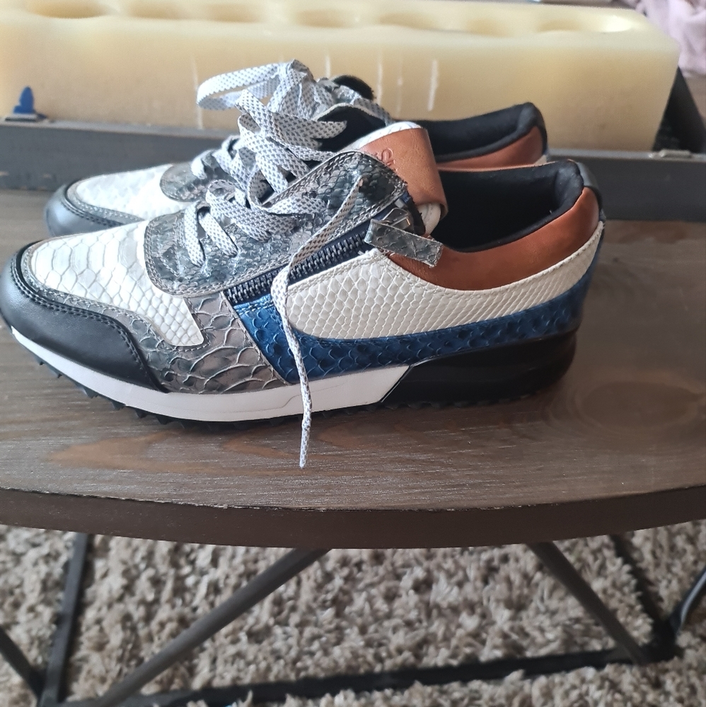 Snkr Sneakers In an Excellent condition up for grab.